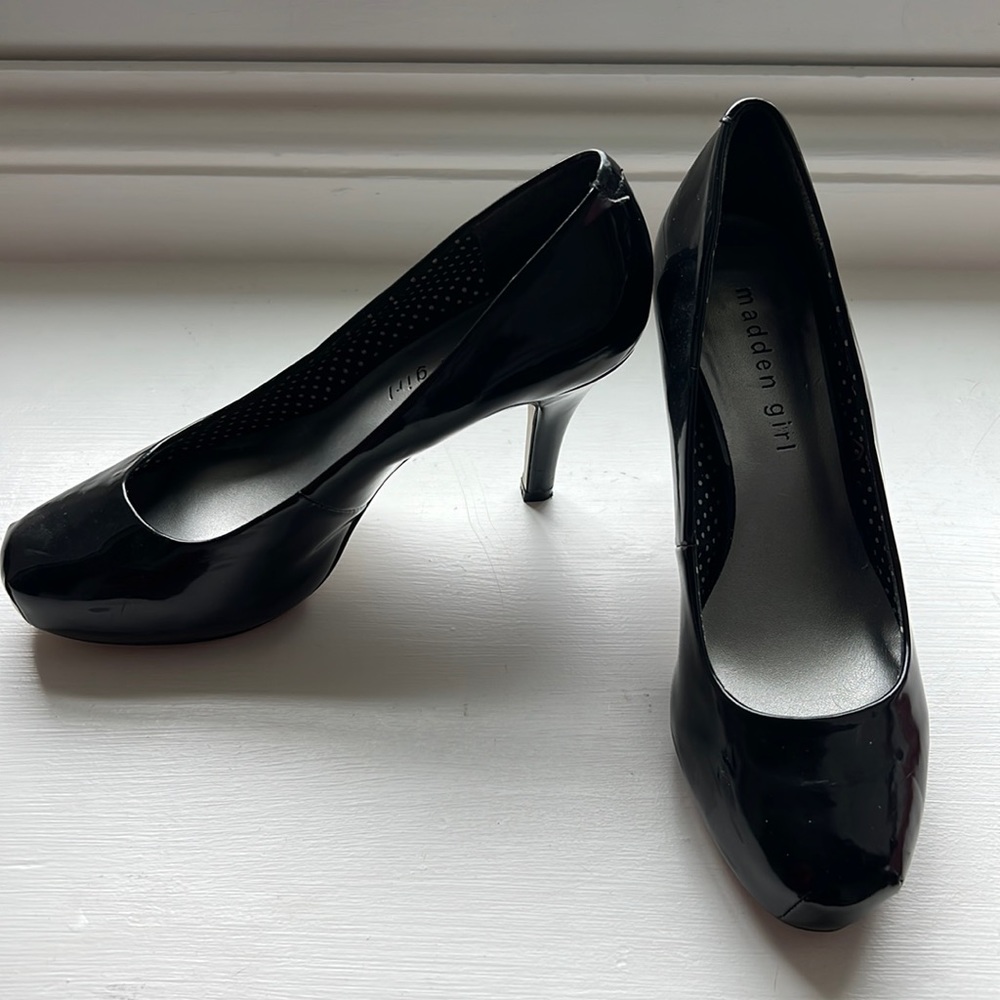 GORGEOUS PATENT LEATHER PUMPS